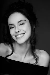 배우인 엘레나 쿠치의 대표 이미지