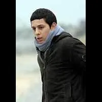 배우인 피랫 아르베르디의 대표 이미지