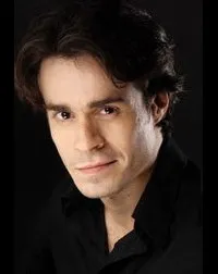 배우인 에롬 코르데이로의 대표 이미지