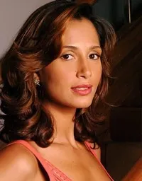 배우인 카밀라 피탕가의 대표 이미지