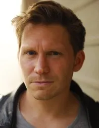 영화배우인 맥케일럽 버넷의 대표 이미지