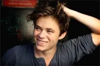 영화배우인 해리슨 길버트슨의 대표 이미지