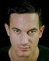 배우인 존케 뫼링의 대표 이미지