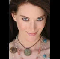 배우인 줄리아나 로빈슨의 대표 이미지