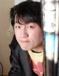 영화감독인 박근범의 대표 이미지