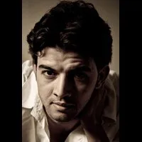 배우인 오마르 로트피의 대표 이미지