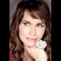 영화배우인 타스마 왈튼의 대표 이미지