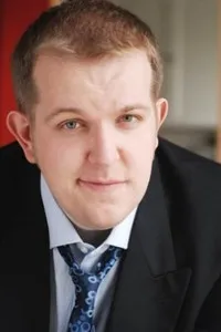 배우인 도미닉 버제스의 대표 이미지