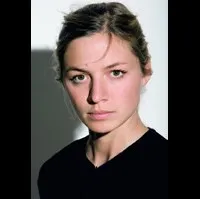 배우인 아니카 블렌들의 대표 이미지