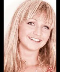 성우인 애슐리 볼의 대표 이미지