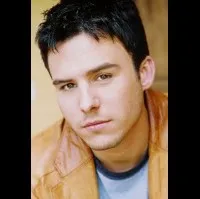 배우인 톰 나젤의 대표 이미지