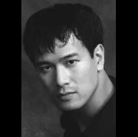 배우인 트리 카오의 대표 이미지