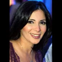 배우인 모나 자키의 대표 이미지