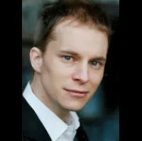 배우인 기욤 마르케의 대표 이미지