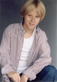 배우인 아담 테일러 고든의 대표 이미지