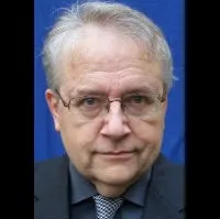 배우인 케네스 제이의 대표 이미지