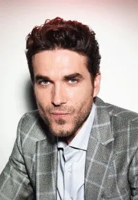 배우인 마르친 도로친스키의 대표 이미지