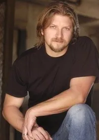 배우인 스테이시 히넨의 대표 이미지