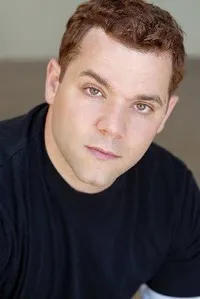 배우인 조슈아 비톤의 대표 이미지