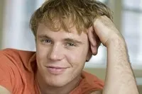 배우인 더스틴 컨스의 대표 이미지