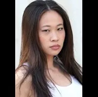 배우인 줄리아 모리자와의 대표 이미지