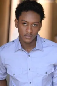 배우인 코조 아시에두의 대표 이미지