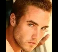 배우인 더스틴 하니쉬의 대표 이미지