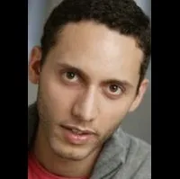 배우인 엘리엇 빌라르의 대표 이미지