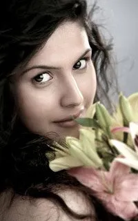 영화배우인 자린 칸의 대표 이미지