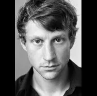 배우인 막심 메흐메트의 대표 이미지