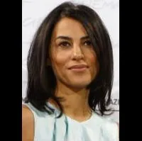 배우인 마날 카데르의 대표 이미지