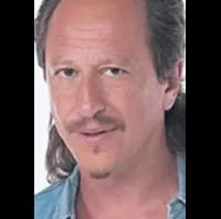 배우인 다니엘 아라오스의 대표 이미지