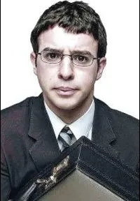 배우인 사이먼 버드의 대표 이미지