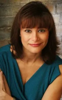 영화배우인 아이린 산티아고의 대표 이미지