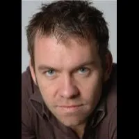 배우, 각본인 브렌던 코웰의 대표 이미지