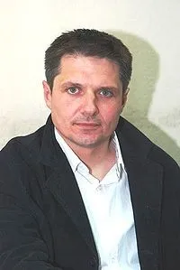 배우인 네보이사 두갈릭의 대표 이미지
