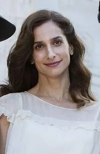 배우인 마리나 칼로기루의 대표 이미지