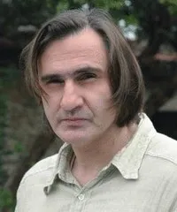 배우인 아키스 사켈라리오우의 대표 이미지