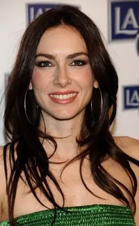 배우인 키라 미로의 대표 이미지