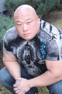 배우인 킹 라우의 대표 이미지