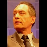 배우인 로버트 헝거-뷜러의 대표 이미지