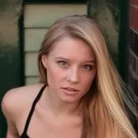 배우인 비예스나 페르킥의 대표 이미지