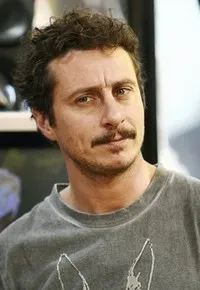 배우, 감독, 각본인 루카 비자리의 대표 이미지