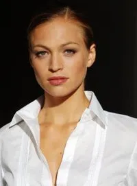 배우인 줄리 엥겔브레히트의 대표 이미지