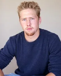 배우인 캐빈 그레이 슈네이더의 대표 이미지