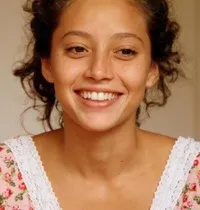 배우인 아이린 살라스의 대표 이미지