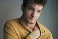 배우인 알렉스 바틀로리의 대표 이미지