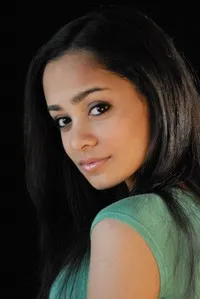 영화배우인 데비카 비스의 대표 이미지