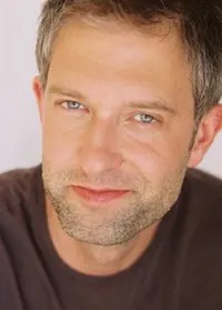 배우인 더글라스 마이어스의 대표 이미지