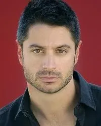 배우인 데렉 미커의 대표 이미지